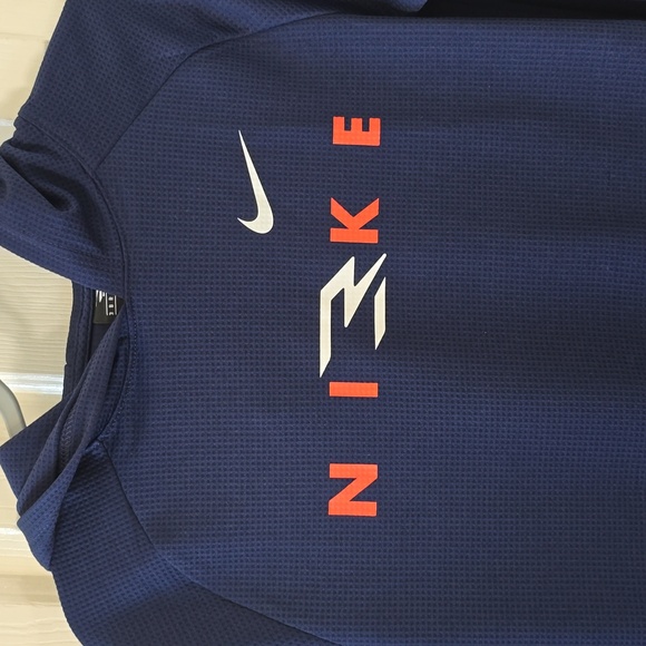 NIKE BRAND SIGNATURE BOYS BLUE PULLOVER HOODED SHIRT SIZE MEDIUM - Picture 1 of 9